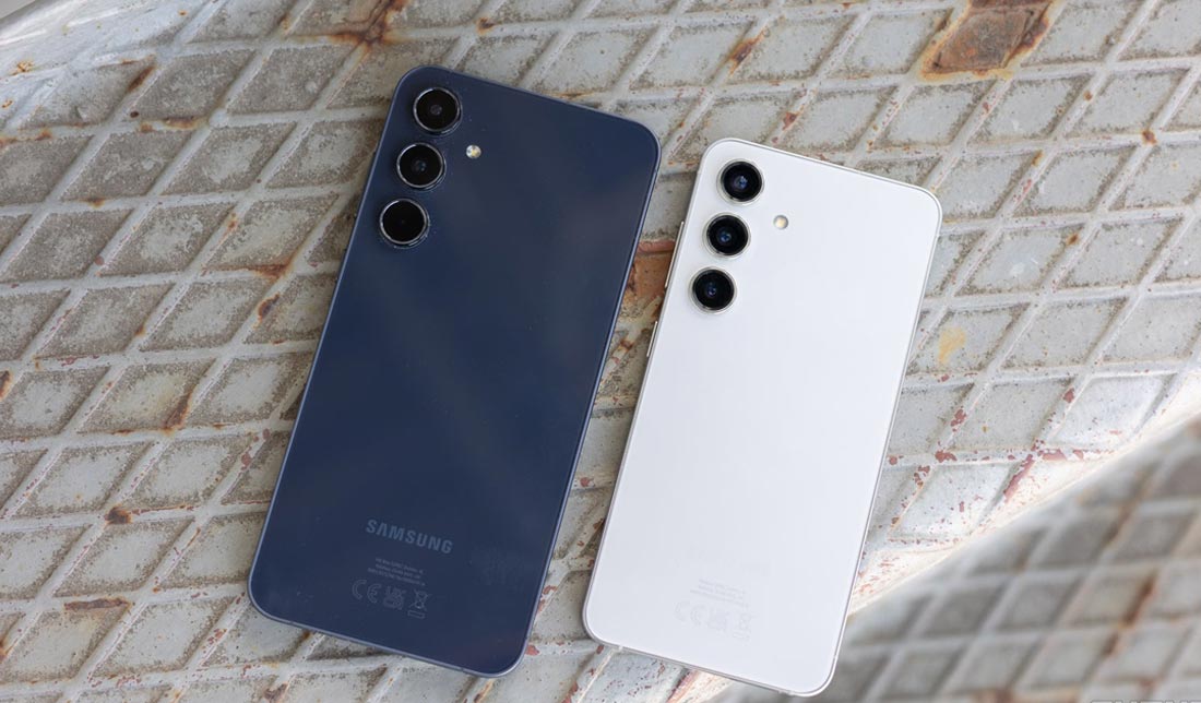 دو گوشی A55 و S24 با رنگ های سفید و سرمه ای درکنار هم از نمای پنل پشتی
