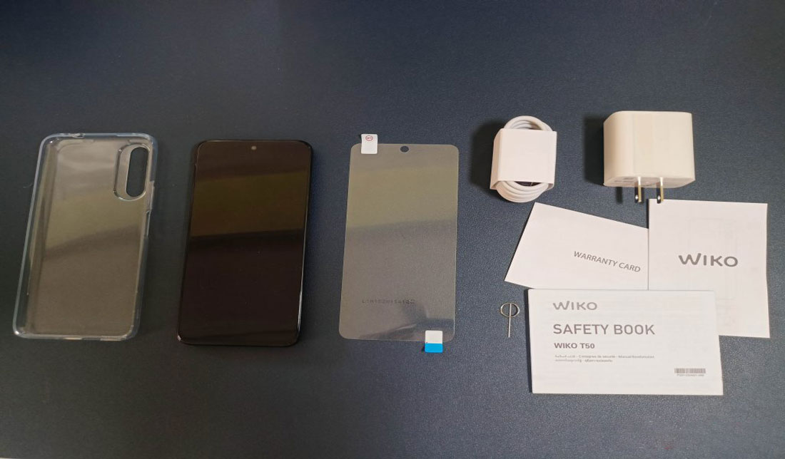 محتویات داخل جعبه گوشی ویکو T50 شامل قاب، گوشی، گلس و دفترچه‌های راهنما