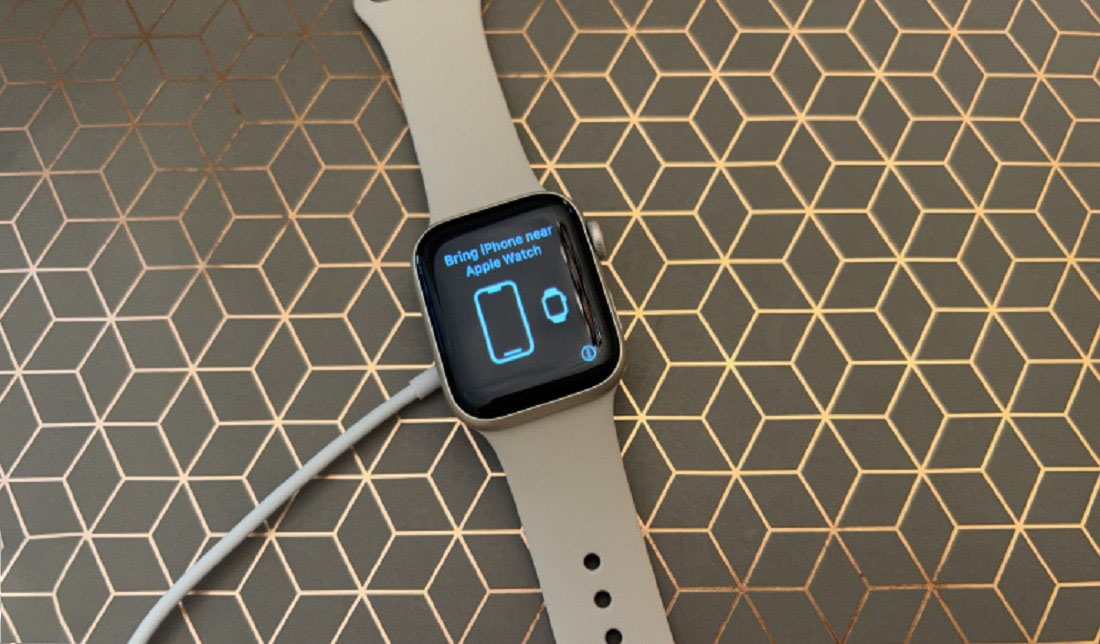 تصویر ساعت هوشمند اپل واچ SE (2022) در حال شارژ