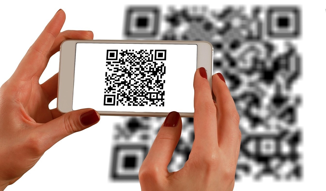 نمایش یک شخص که در حال تست QR Code و اسکن آن با گوشی است