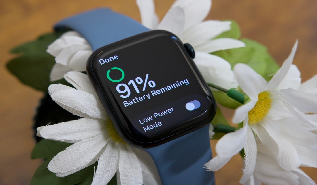 تصویر ساعت هوشمند اپل واچ سری 8 در حال نمایش میزان شارژ