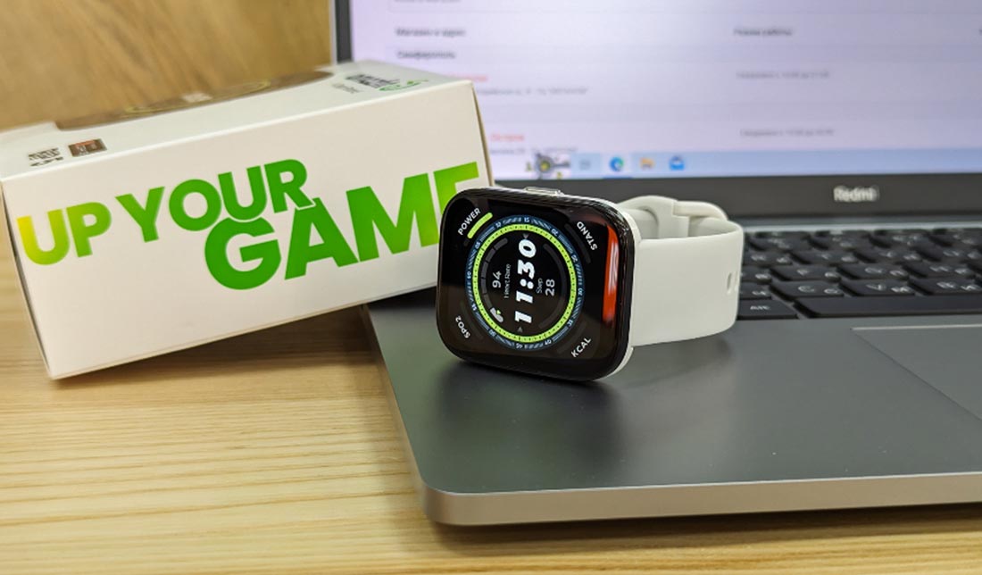 ساعت هوشمند Amazfit BIP 5 با بند سفید و جعبه بسته‌بندی