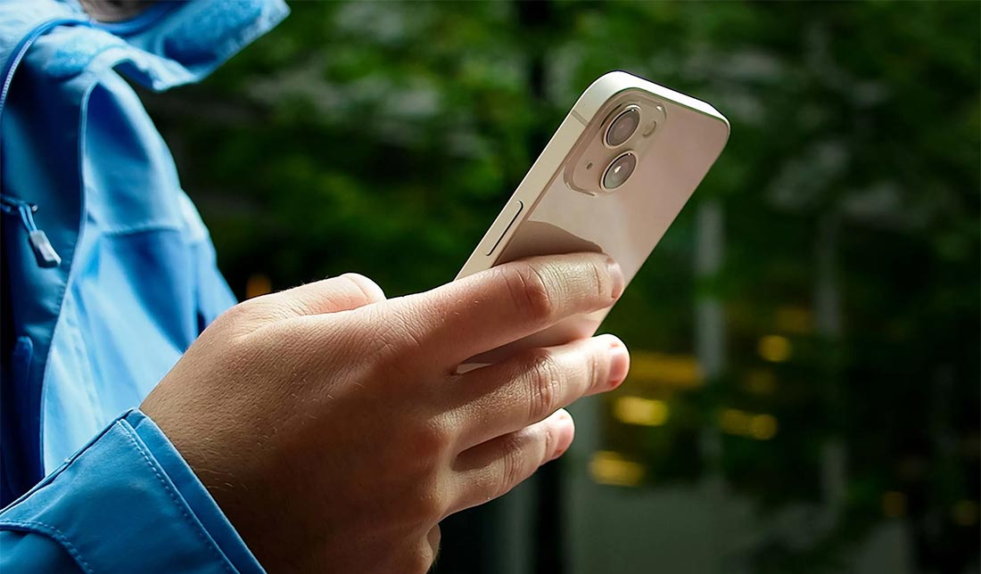نمایش رنگ صورتی iphone 13 در دست انسان