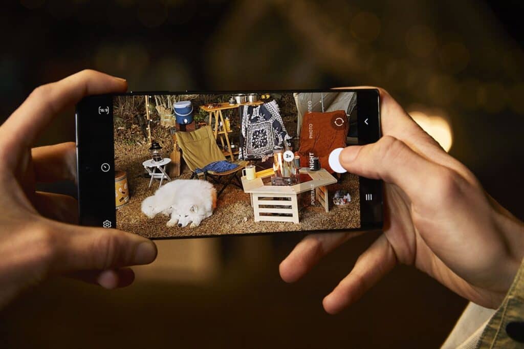گوشی موبایل سامسونگ مدل Galaxy S22 Plus 5G از نمای در حال عکاسی