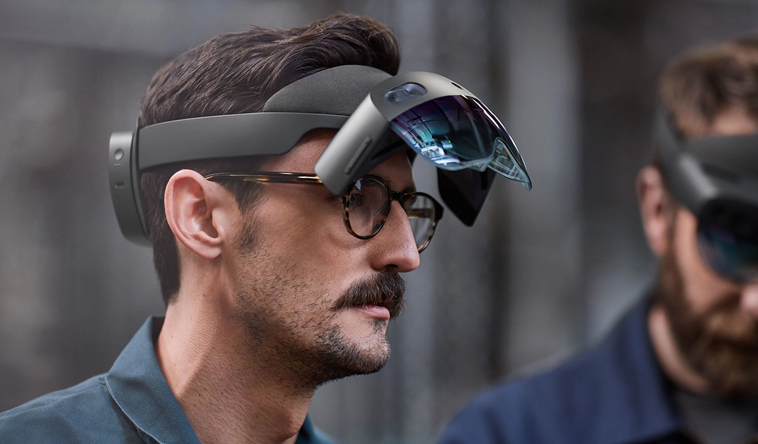 عینک هوشمند Microsoft HoloLens 2 روی چشم انسان