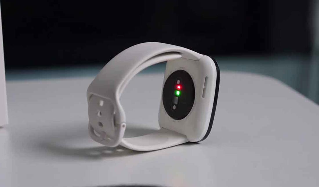 سنسورهای ضربان قلب، اکسیژن خون و چراغ‌های LED سبز و قرمز در پشت ساعت هوشمند Amazfit BIP 5