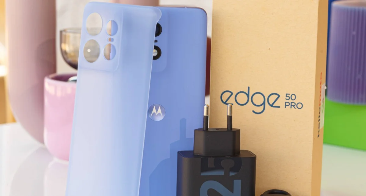 نمایش محتویات داخل جعبه گوشی موتورولا Edge 50 Pro