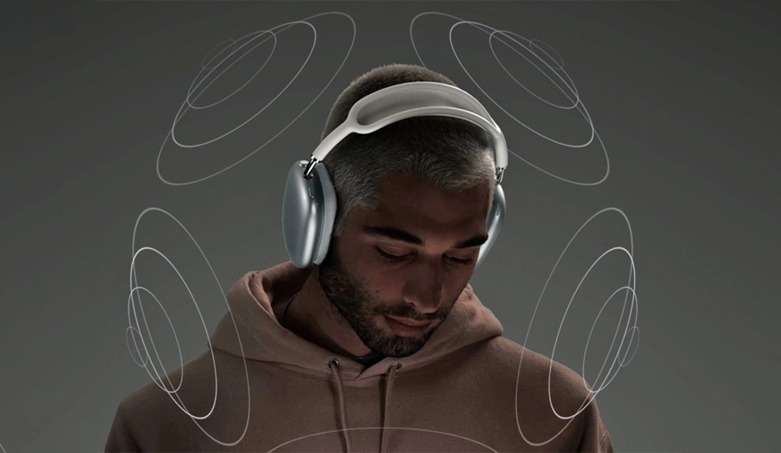 نمایش هدفون اپل AirPods Max در گوش انسان