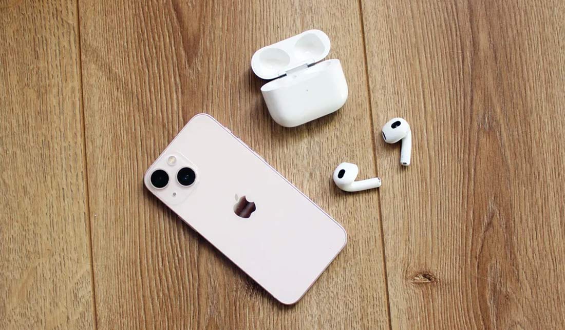 گوشی آیفون در کنار  هندزفری ‏Airpods 3