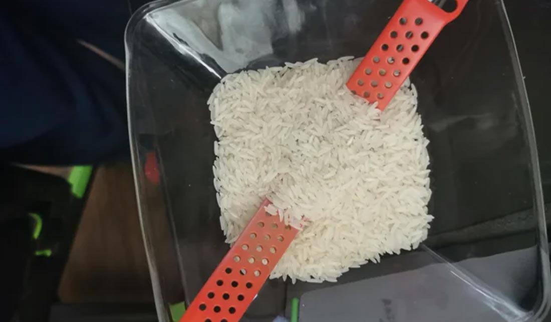 قرارددادن ساعت هوشمند خیس شده در برنج