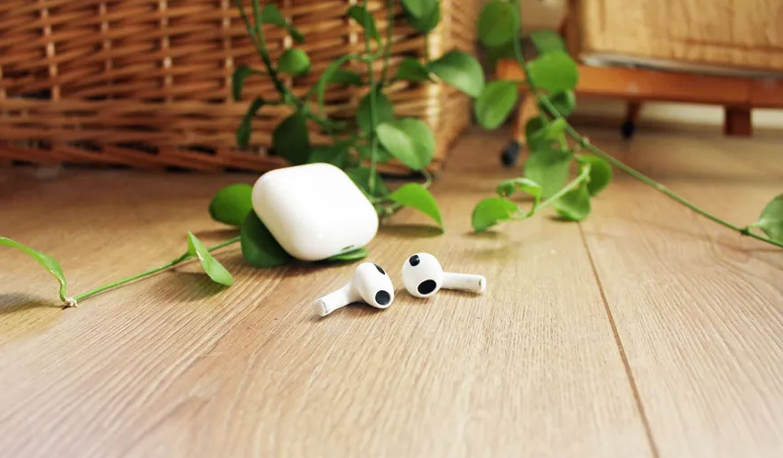  هندزفری ‏Airpods 3 به همراه کیس آن بر روی میز