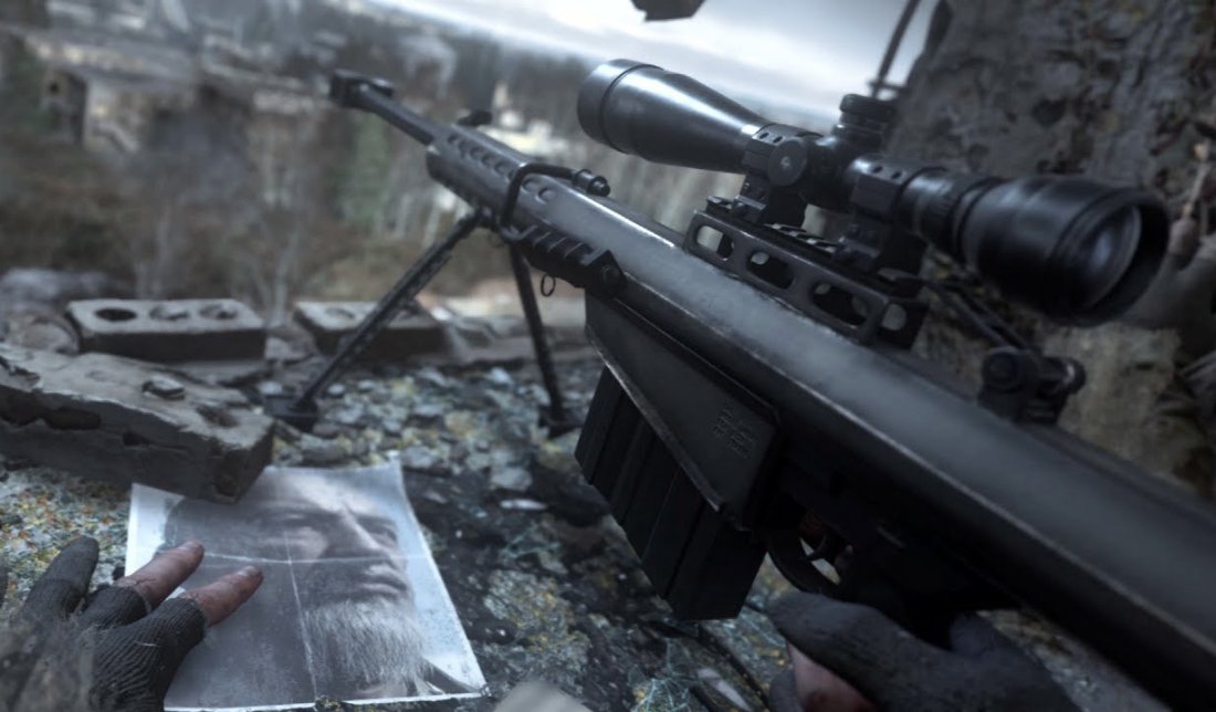 نمایی از مرحله One Shot, One Kill در بازی Call of Duty: Modern Warfare که تک تیرانداز را در کنار سلاحش نشان می‌دهد